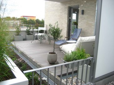 Dachterrasse, urbane Terrasse, Stuhl, Tisch, Liege, WPC, Stauden, Gehölze