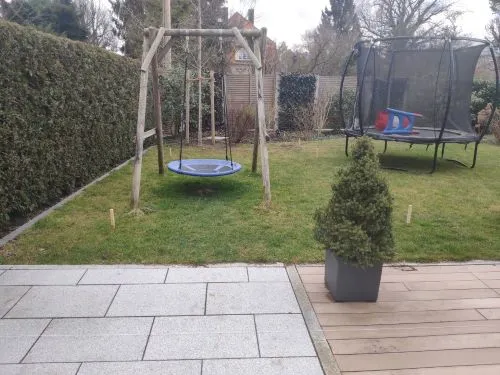 Garten vorher mit Rasen und Spielgeräten