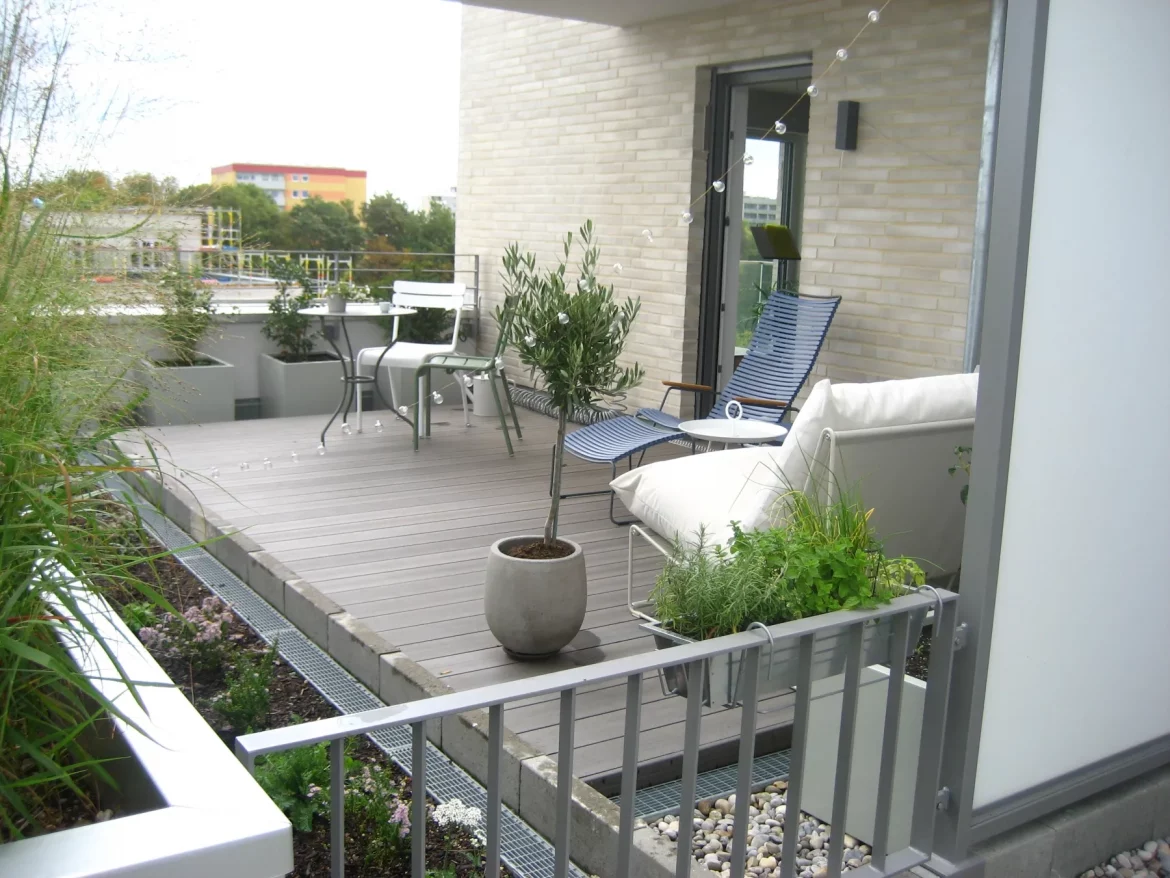 Bepflanzte Dachterrasse mit Stauden, Kübeln und ruhigem Sitzbereich, Stadt München